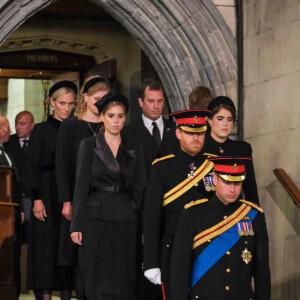 Le prince William, prince de Galles, Peter Phillips, James Mountbatten-Windsor, la princesse Eugenie d'York, le prince Harry, duc de Sussex, la princesse Beatrice d'York, Louise Mountbatten-Windsor (Lady Louise Windsor) et Zara Phillips (Zara Tindall) - Veillée des petits-enfants de la reine Elizabeth II au Westminster Hall à Londres, Royaume Uni, le 17 septembre 2022. 