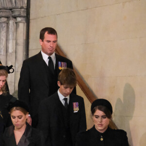 Le prince William, prince de Galles, Peter Phillips, James Mountbatten-Windsor, la princesse Eugenie d'York, le prince Harry, duc de Sussex, la princesse Beatrice d'York, Louise Mountbatten-Windsor (Lady Louise Windsor) et Zara Phillips (Zara Tindall) - Veillée des petits-enfants de la reine Elizabeth II au Westminster Hall à Londres, Royaume Uni, le 17 septembre 2022. 