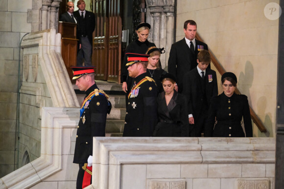 Le prince William, prince de Galles, Peter Phillips, James Mountbatten-Windsor, la princesse Eugenie d'York, le prince Harry, duc de Sussex, la princesse Beatrice d'York, Louise Mountbatten-Windsor (Lady Louise Windsor) et Zara Phillips (Zara Tindall) - Veillée des petits-enfants de la reine Elizabeth II au Westminster Hall à Londres, Royaume Uni, le 17 septembre 2022. 