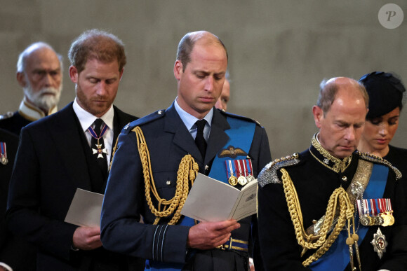 Le prince Harry, duc de Sussex, Meghan Markle, duchesse de Sussex, Le prince William, prince de Galles, Le prince Edward, duc d'Edimbourg - Intérieur - Procession cérémonielle du cercueil de la reine Elisabeth II du palais de Buckingham à Westminster Hall à Londres, où les Britanniques et les touristes du monde entier pourront lui rendre hommage jusqu'à ses obsèques prévues le 19 septembre 2022. Le 14 septembre 2022. 