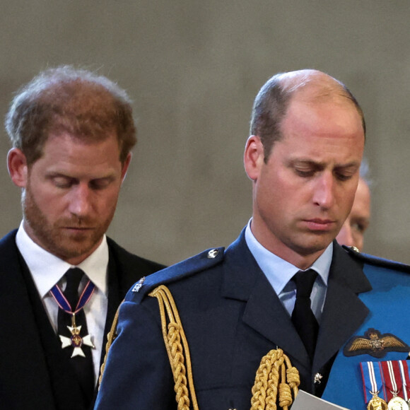 Le prince Harry, duc de Sussex, Meghan Markle, duchesse de Sussex, Le prince William, prince de Galles, Le prince Edward, duc d'Edimbourg - Intérieur - Procession cérémonielle du cercueil de la reine Elisabeth II du palais de Buckingham à Westminster Hall à Londres, où les Britanniques et les touristes du monde entier pourront lui rendre hommage jusqu'à ses obsèques prévues le 19 septembre 2022. Le 14 septembre 2022. 