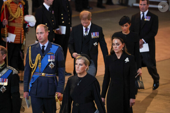 Sophie Rhys-Jones, duchesse d'Edimbourg, Le prince William, prince de Galles, et Catherine (Kate) Middleton, princesse de Galles, Le prince Harry, duc de Sussex et Meghan Markle, duchesse de Sussex - Intérieur - Procession cérémonielle du cercueil de la reine Elisabeth II du palais de Buckingham à Westminster Hall à Londres, où les Britanniques et les touristes du monde entier pourront lui rendre hommage jusqu'à ses obsèques prévues le 19 septembre 2022. Le 14 septembre 2022. 