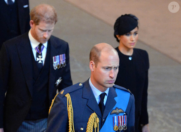 Le prince William, prince de Galles, le prince Harry et Meghan Markle - Procession cérémonielle du cercueil de la reine Elisabeth II du palais de Buckingham à Westminster Hall à Londres le 14 septembre 2022. © Photoshot / Panoramic / Bestimage 