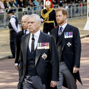 Le prince Harry, duc de Sussex et le prince Andrew, duc d'York - Procession cérémonielle du cercueil de la reine Elisabeth II du palais de Buckingham à Westminster Hall à Londres, Royaume Uni, le 14 septembre 2022. 