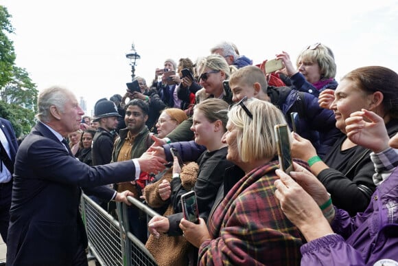 Le roi Charles III d'Angleterre rencontre les membres du public dans la file d'attente pour voir la reine Elizabeth II près de Lambeth Bridge à Londres, Royaume Uni, le 17 septembre 2022.