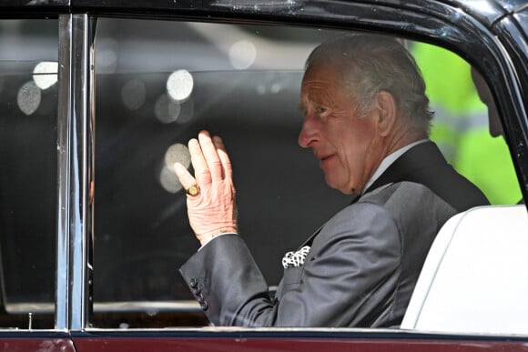 Le roi Charles III d'Angleterre, visite la salle des opérations spéciales du Metropolitan Police Service (SOR) Lambeth HQ, dans le sud de Londres, Royaume Uni, le 17 septembre 2022.  AZERTY King Charles III waves as he departs following a visit to thank Emergency Service workers for their work and support ahead of the funeral of Queen Elizabeth II, at the Metropolitan Police Service Special Operations Room (SOR) Lambeth HQ in south London. Picture date: Saturday September 17, 2022. 