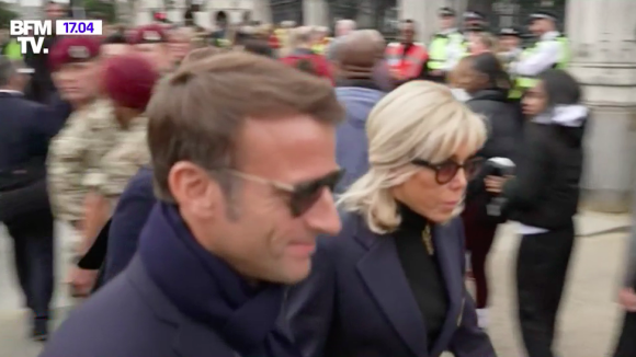 Emmanuel et Brigitte Macron, assortis en blasers, pantalons sombres, lunettes de soleil et baskets, sont allés se recueillir à Westminster Hall devant le cercueil d'Elizabeth II à Londres
