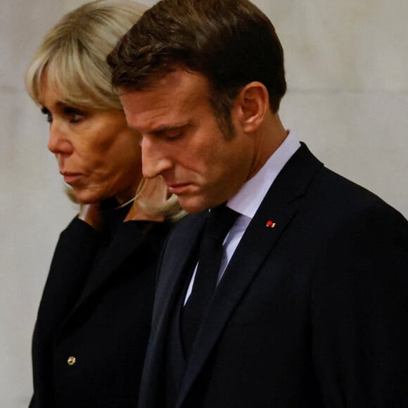 Le président Emmanuel Macron et la première dame Brigitte Macron - Les chefs d'état et les têtes couronnées du monde entier viennent saluer le cercueil de la reine Elizabeth II d'Angleterre à Westminster Hall le 18 septembre 2022. 