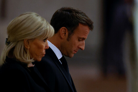 Le président Emmanuel Macron et la première dame Brigitte Macron - Les chefs d'état et les têtes couronnées du monde entier viennent saluer le cercueil de la reine Elizabeth II d'Angleterre à Westminster Hall le 18 septembre 2022. 
