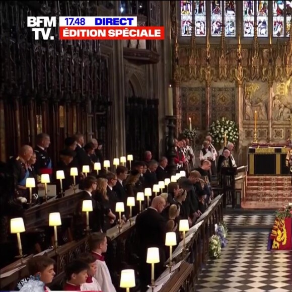 L'ultime adieu à la reine Elizabeth II, ce lundi 19 septembre 2022. Son cercueil s'enfonce dans le caveau des Windsor