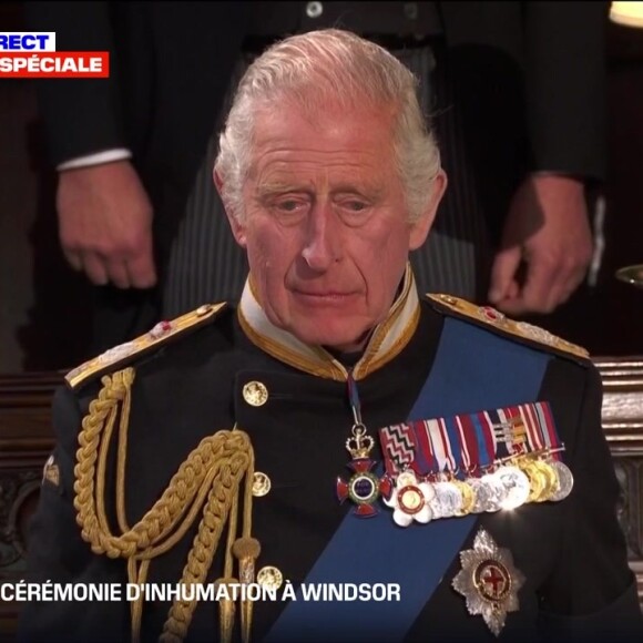 L'ultime adieu à la reine Elizabeth II, ce lundi 19 septembre 2022. Son cercueil s'enfonce dans le caveau des Windsor
