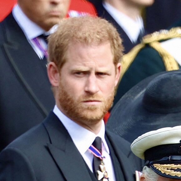 Le roi Charles III d'Angleterre, la reine consort Camilla Parker Bowles, le prince Harry, duc de Sussex, la princesse Beatrice d'York - Procession du cercueil de la reine Elizabeth II d'Angleterre de l'Abbaye de Westminster à Wellington Arch à Hyde Park Corner. Le 19 septembre 2022