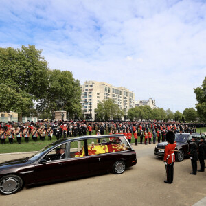 Illustration cercueil - Procession du cercueil de la reine Elizabeth II d'Angleterre de l'Abbaye de Westminster à Wellington Arch à Hyde Park Corner. Le 19 septembre 2022