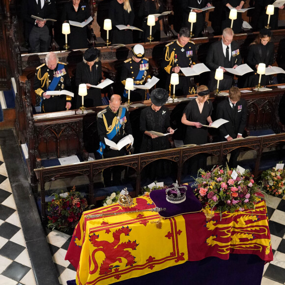 Le comte de St Andrews, la comtesse de St Andrews, Lady Davina Windsor, Senna Kowhai, Thomas Kingston, Lady Gabriella Kingston et Lady Rose Gilman, le roi Charles III d'Angleterre, Camilla Parker Bowles, reine consort d'Angleterre, la princesse Anne, Timothy Laurence, le prince Andrew, duc d'York, la princesse Beatrice d'York, Le prince Edward, comte de Wessex, Sophie Rhys-Jones, comtesse de Wessex, Louise Mountbatten-Windsor (Lady Louise Windsor) et James Mountbatten-Windsor - Cérémonie funèbre en la Chapelle Saint-Georges pour les funérailles d'Etat de la reine Elizabeth II d'Angleterre à Windsor, Royaume Uni, le 19 septembre 2022. © Jonathan Brady/PA/Bestimage