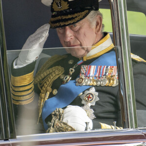 Le roi Charles III d'Angleterre - Procession du cercueil de la reine Elizabeth II d'Angleterre de l'Abbaye de Westminster à Wellington Arch à Hyde Park Corner