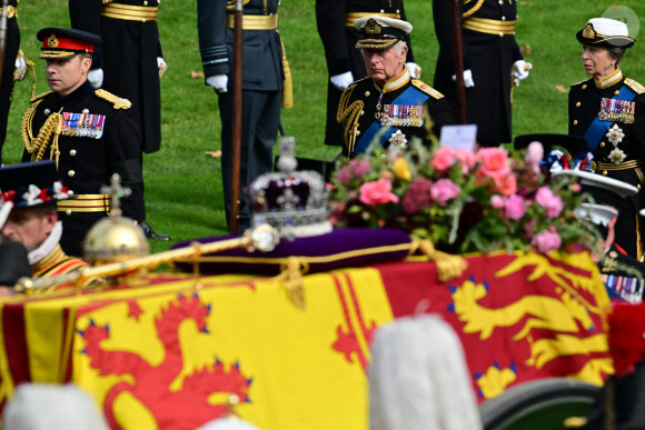Le roi Charles III d'Angleterre, la princesse Anne - Procession du cercueil de la reine Elizabeth II d'Angleterre de l'Abbaye de Westminster à Wellington Arch à Hyde Park Corner