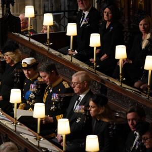 Le comte de St Andrews, la comtesse de St Andrews, Lady Davina Windsor, Senna Kowhai, Thomas Kingston, Lady Gabriella Kingston et Lady Rose Gilman, le roi Charles III d'Angleterre, Camilla Parker Bowles, reine consort d'Angleterre, la princesse Anne, Timothy Laurence, le prince Andrew, duc d'York, la princesse Beatrice d'York, Le prince Edward, comte de Wessex, Sophie Rhys-Jones, comtesse de Wessex, Louise Mountbatten-Windsor (Lady Louise Windsor) et James Mountbatten-Windsor -Cérémonie funèbre en la Chapelle Saint-Georges pour les funérailles d'Etat de la reine Elizabeth II d'Angleterre à Windsor, Royaume Uni, le 19 septembre 2022. © Joe Giddens/PA/Bestimage