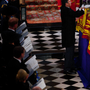 Le roi Charles III d'Angleterre - Cérémonie funèbre en La Chapelle Saint-Georges en présence des 15 Premiers ministres des royaumes qui ont exercé pendant les 70 ans de règne de la reine Elizabeth II d'Angleterre. Le cercueil sera descendu dans la crypte royale de la Chapelle Saint-Georges où elle reposera au côté de son époux le prince Philip, décédé le 9 avril 2021. Une cérémonie privée d'inhumation se tiendra au Mémorial du roi George VI. Windsor, le 19 septembre 2022. © Ben Birchall / Bestimage