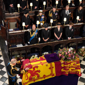 Le roi Charles III d'Angleterre - Cérémonie funèbre en La Chapelle Saint-Georges en présence des 15 Premiers ministres des royaumes qui ont exercé pendant les 70 ans de règne de la reine Elizabeth II d'Angleterre. Le cercueil sera descendu dans la crypte royale de la Chapelle Saint-Georges où elle reposera au côté de son époux le prince Philip, décédé le 9 avril 2021. Une cérémonie privée d'inhumation se tiendra au Mémorial du roi George VI. Windsor, le 19 septembre 2022. © Victoria Jones / Bestimage