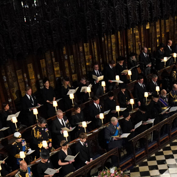 Le roi Charles III d'Angleterre, Camilla Parker Bowles, reine consort d'Angleterre,La princesse Annel, Vice Admiral Sir Tim Laurence, Le prince Andrew, duc d'York, Le prince Edward, duc d'Edimbourg, Le prince William, prince de Galles, le Prince George, la Princesse Charlotte,Catherine (Kate) Middleton, princesse de Galles, Peter Phillips - Cérémonie funèbre en La Chapelle Saint-Georges en présence des 15 Premiers ministres des royaumes qui ont exercé pendant les 70 ans de règne de la reine Elizabeth II d'Angleterre. Le cercueil sera descendu dans la crypte royale de la Chapelle Saint-Georges où elle reposera au côté de son époux le prince Philip, décédé le 9 avril 2021. Une cérémonie privée d'inhumation se tiendra au Mémorial du roi George VI. Windsor, le 19 septembre 2022. © Victoria Jones / Bestimage