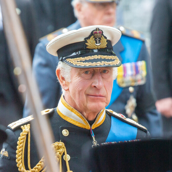 Le roi Charles III d'Angleterre - Procession du cercueil de la reine Elizabeth II d'Angleterre de l'Abbaye de Westminster à Wellington Arch à Hyde Park Corner, près du palais de Buckingham, au son de Big Ben et de coups de canon. Dans le cadre des funérailles d'Etat, le cercueil sera ensuite transféré dans le corbillard royal pour prendre la direction du château de Windsor. Londres, le 19 septembre 2022.