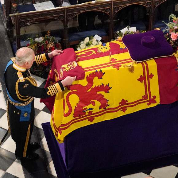 Le roi Charles III d'Angleterre - Cérémonie funèbre en La Chapelle Saint-Georges en présence des 15 Premiers ministres des royaumes qui ont exercé pendant les 70 ans de règne de la reine Elizabeth II d'Angleterre. Le cercueil sera descendu dans la crypte royale de la Chapelle Saint-Georges où elle reposera au côté de son époux le prince Philip, décédé le 9 avril 2021. Une cérémonie privée d'inhumation se tiendra au Mémorial du roi George VI. Windsor, le 19 septembre 2022. © Victoria Jones / Bestimage
