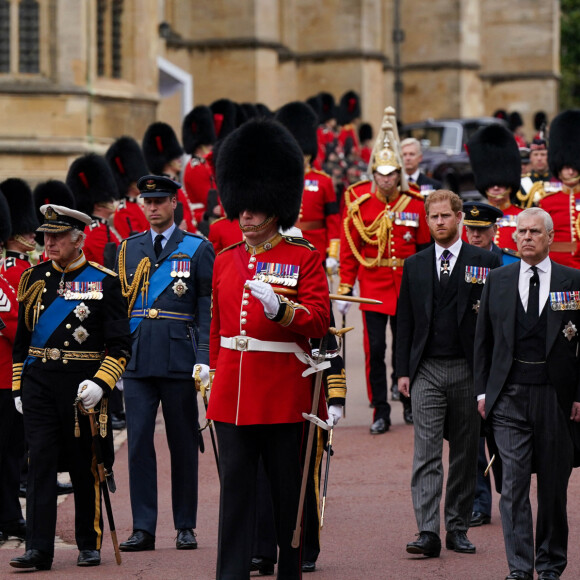 Le roi Charles III d'Angleterre, La princesse Anne, Le prince William, prince de Galles, Le prince Harry, duc de Sussex, Le prince Andrew, duc d'York, Le prince Edward, duc d'Edimbourg, Peter Phillips - Arrivée à la cérémonie funèbre en La Chapelle Saint-Georges en présence des 15 Premiers ministres des royaumes qui ont exercé pendant les 70 ans de règne de la reine Elizabeth II d'Angleterre. Le cercueil sera descendu dans la crypte royale de la Chapelle Saint-Georges où elle reposera au côté de son époux le prince Philip, décédé le 9 avril 2021. Une cérémonie privée d'inhumation se tiendra au Mémorial du roi George VI. Windsor, le 19 septembre 2022. © Jacob King / Bestimage 