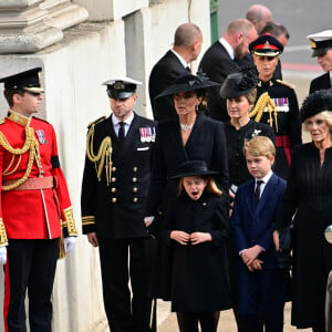 Kate Catherine Middleton, princesse de Galles, la princesse Charlotte et le prince George, la reine consort Camilla Parker Bowles, la comtesse Sophie de Wessex - Procession du cercueil de la reine Elizabeth II d'Angleterre de l'Abbaye de Westminster à Wellington Arch à Hyde Park Corner. Le 19 septembre 2022 