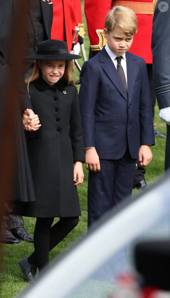 Le prince George de Galles et la princesse Charlotte de Galles - Procession du cercueil de la reine Elizabeth II d'Angleterre de l'Abbaye de Westminster à Wellington Arch à Hyde Park Corner 