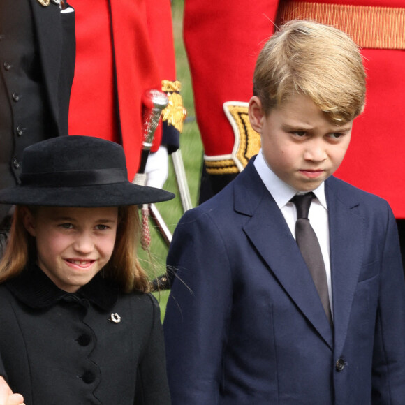 Le prince George de Galles et la princesse Charlotte de Galles - Procession du cercueil de la reine Elizabeth II d'Angleterre de l'Abbaye de Westminster à Wellington Arch à Hyde Park Corner 