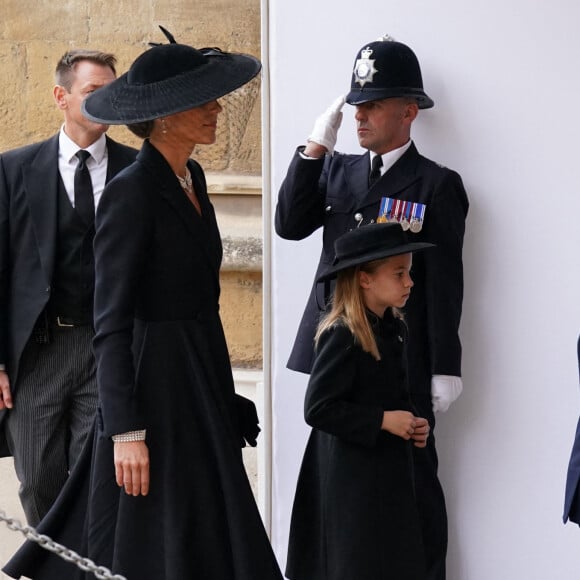 Catherine (Kate) Middleton, princesse de Galles, Le prince George de Galles, La princesse Charlotte de Galles - Arrivée à la Cérémonie funèbre en La Chapelle Saint-Georges en présence des 15 Premiers ministres des royaumes qui ont exercé pendant les 70 ans de règne de la reine Elizabeth II d'Angleterre. Le cercueil sera descendu dans la crypte royale de la Chapelle Saint-Georges où elle reposera au côté de son époux le prince Philip, décédé le 9 avril 2021. Une cérémonie privée d'inhumation se tiendra au Mémorial du roi George VI. Windsor, le 19 septembre 2022. © Kirsty O'Connor / Bestimage 