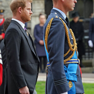 Le prince William, prince de Galles, Le prince Harry, duc de Sussex - Arrivée à la Cérémonie funèbre en La Chapelle Saint-Georges en présence des 15 Premiers ministres des royaumes qui ont exercé pendant les 70 ans de règne de la reine Elizabeth II d'Angleterre. Le cercueil sera descendu dans la crypte royale de la Chapelle Saint-Georges où elle reposera au côté de son époux le prince Philip, décédé le 9 avril 2021. Une cérémonie privée d'inhumation se tiendra au Mémorial du roi George VI. Windsor, le 19 septembre 2022. © Kirsty O'Connor / Bestimage 