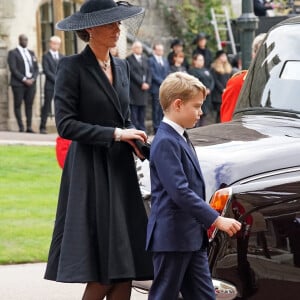 Catherine (Kate) Middleton, princesse de Galles, Le prince George de Galles - Arrivée à la Cérémonie funèbre en La Chapelle Saint-Georges en présence des 15 Premiers ministres des royaumes qui ont exercé pendant les 70 ans de règne de la reine Elizabeth II d'Angleterre. Le cercueil sera descendu dans la crypte royale de la Chapelle Saint-Georges où elle reposera au côté de son époux le prince Philip, décédé le 9 avril 2021. Une cérémonie privée d'inhumation se tiendra au Mémorial du roi George VI. Windsor, le 19 septembre 2022. © Kirsty O'Connor / Bestimage 