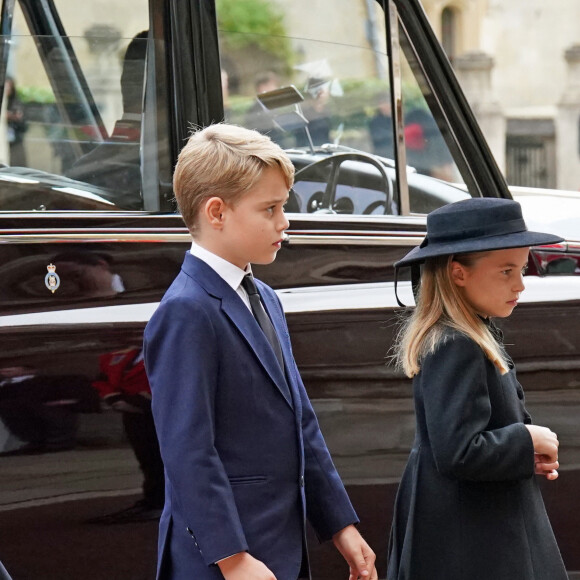 Le prince George de Galles, La princesse Charlotte de Galles - Arrivée à la Cérémonie funèbre en La Chapelle Saint-Georges en présence des 15 Premiers ministres des royaumes qui ont exercé pendant les 70 ans de règne de la reine Elizabeth II d'Angleterre. Le cercueil sera descendu dans la crypte royale de la Chapelle Saint-Georges où elle reposera au côté de son époux le prince Philip, décédé le 9 avril 2021. Une cérémonie privée d'inhumation se tiendra au Mémorial du roi George VI. Windsor, le 19 septembre 2022. © Kirsty O'Connor / Bestimage 