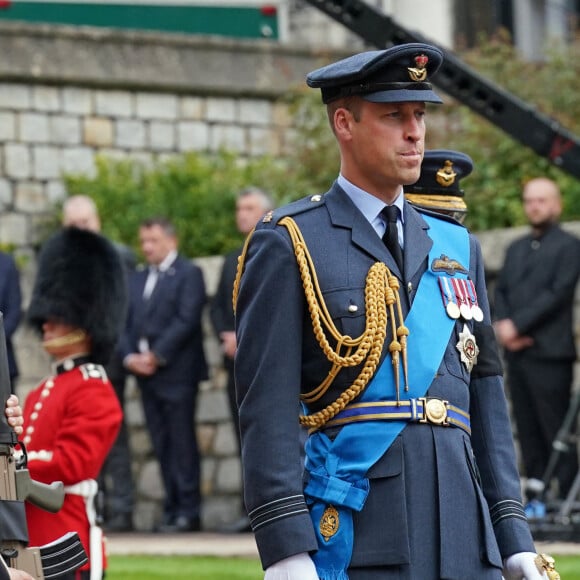 Le prince William, prince de Galles - Arrivée à la Cérémonie funèbre en La Chapelle Saint-Georges en présence des 15 Premiers ministres des royaumes qui ont exercé pendant les 70 ans de règne de la reine Elizabeth II d'Angleterre. Le cercueil sera descendu dans la crypte royale de la Chapelle Saint-Georges où elle reposera au côté de son époux le prince Philip, décédé le 9 avril 2021. Une cérémonie privée d'inhumation se tiendra au Mémorial du roi George VI. Windsor, le 19 septembre 2022. © Kirsty O'Connor / Bestimage 