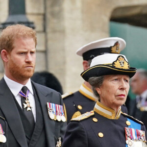 Le prince William, prince de Galles, Le prince Harry, duc de Sussex, Le roi Charles III d'Angleterre, La princesse Anne - - Arrivée à la Cérémonie funèbre en La Chapelle Saint-Georges en présence des 15 Premiers ministres des royaumes qui ont exercé pendant les 70 ans de règne de la reine Elizabeth II d'Angleterre. Le cercueil sera descendu dans la crypte royale de la Chapelle Saint-Georges où elle reposera au côté de son époux le prince Philip, décédé le 9 avril 2021. Une cérémonie privée d'inhumation se tiendra au Mémorial du roi George VI. Windsor, le 19 septembre 2022. © Kirsty O'Connor / Bestimage 
