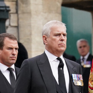 Le prince Andrew, duc d'York - Arrivée à la Cérémonie funèbre en La Chapelle Saint-Georges en présence des 15 Premiers ministres des royaumes qui ont exercé pendant les 70 ans de règne de la reine Elizabeth II d'Angleterre. Le cercueil sera descendu dans la crypte royale de la Chapelle Saint-Georges où elle reposera au côté de son époux le prince Philip, décédé le 9 avril 2021. Une cérémonie privée d'inhumation se tiendra au Mémorial du roi George VI. Windsor, le 19 septembre 2022. © Kirsty O'Connor / Bestimage 