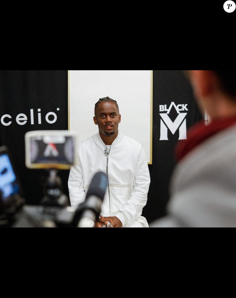 Black M en dédicace au magasin Célio Champs-Elysées à Paris, France. Le 30 avril 2022. © Christophe Clovis / Bestimage