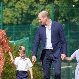 Le prince William, duc de Cambridge et Catherine Kate Middleton, duchesse de Cambridge accompagnent leurs enfants George, Charlotte et Louis à l'école Lambrook le 7 septembre 2022.