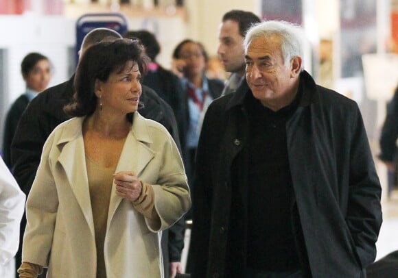 Dominique Strauss-Kahn et Anne Sinclair à l'aéroport de Charles de Gaulle pour partie en Israël. Le 17 novembre 2011.