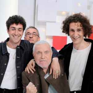 Bernard Lavilliers entouré par Christophe Dechavanne, Raphael et Theo Herrerias du groupe Terrenoire - Enregistrement de l'émission Vivement dimanche prochain au studio Gabriel, présentée par Michel Drucker. © Guillaume Gaffiot / Bestimage.