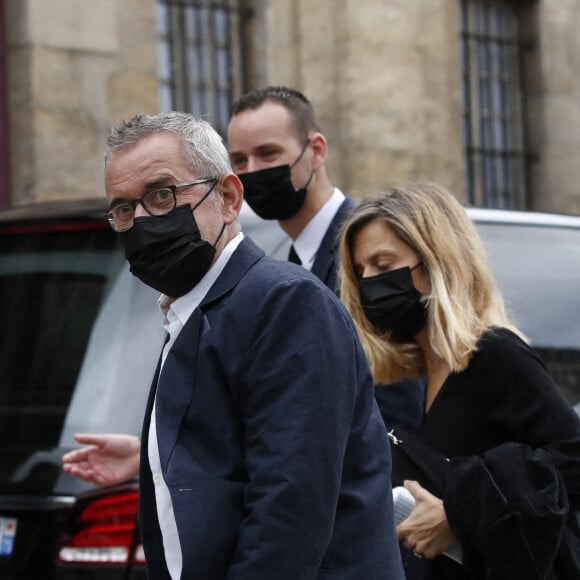 Christophe Dechavanne et sa compagne Elena Foïs - Obsèques de Jean-Paul Belmondo en en l'église Saint-Germain-des-Prés, à Paris le 10 septembre 2021. © Cyril Moreau / Bestimage.