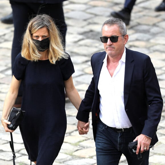 Christophe Dechavanne et sa compagne Elena Foïs lors de la cérémonie d'hommage national à Jean-Paul Belmondo à l'Hôtel des Invalides à Paris, France, le 9 septembre 2021. © Dominique Jacovides/Bestimage.