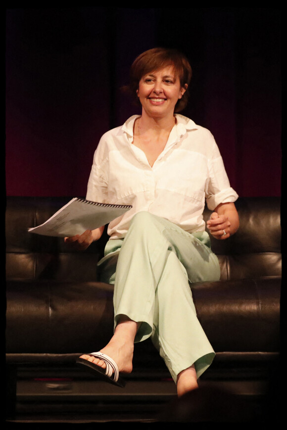 Exclusif - Valérie Bonneton sur scène lors de l'évènement "Une soirée en Absurdie" au théâtre de l'Oeuvre à Paris, France, le 10 mai 2022. © Alain Guizard/Bestimage