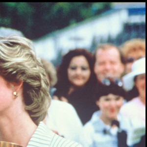 Info - Meghan Markle embrasse son prince Harry, à l'instar de Diana et Charles, au Santa Barbara Polo Club -