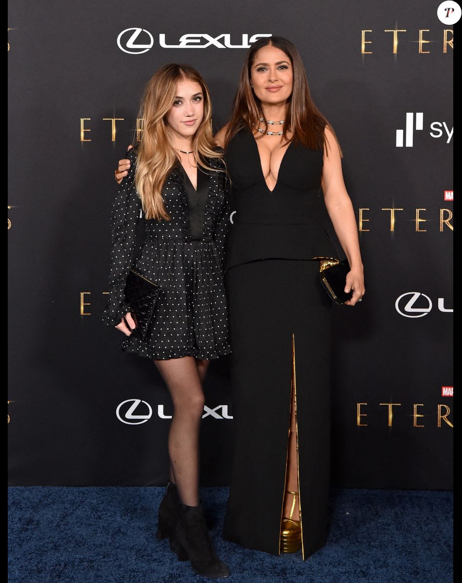 Salma Hayek et sa fille Valentina Paloma Pinault à la première du film "Eternals" au studio Marvel à Los Angeles, le 18 octobre 2021.