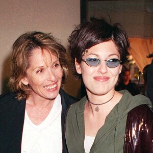 Chantal Lauby et sa fille Jennifer Ayache lors de l'avant-première du film Le Derrière à Paris en 1999