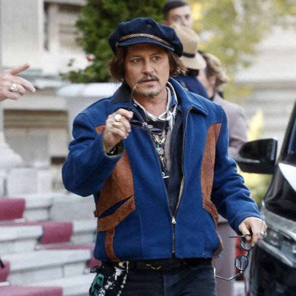 Johnny Depp reçu par le Président serbe Aleksandar Vucic à l'occasion de la première série animée "Puffins" produite en Serbie. Le 19 octobre 2021.