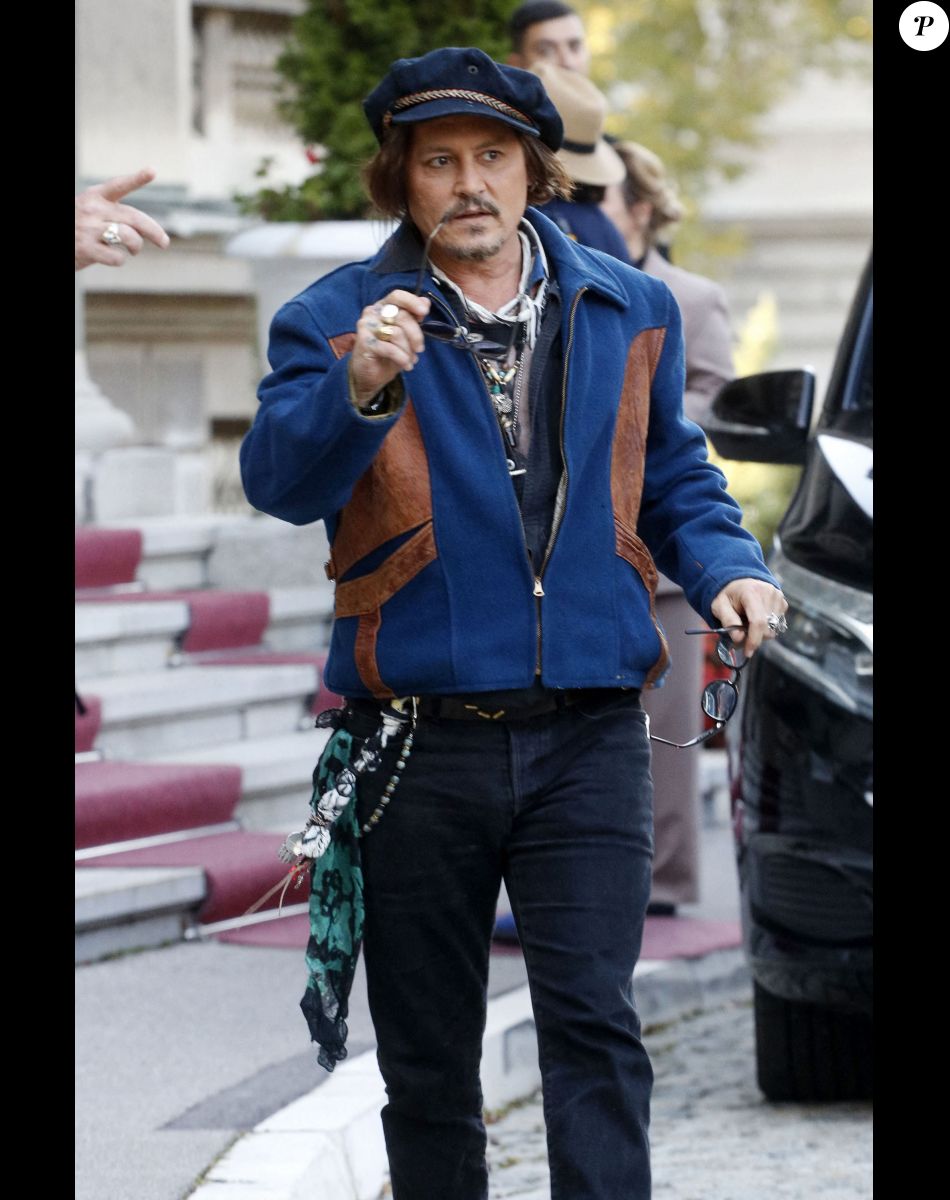 Johnny Depp reçu par le Président serbe Aleksandar Vucic à l'occasion de la première série animée "Puffins" produite en Serbie. Le 19 octobre 2021.