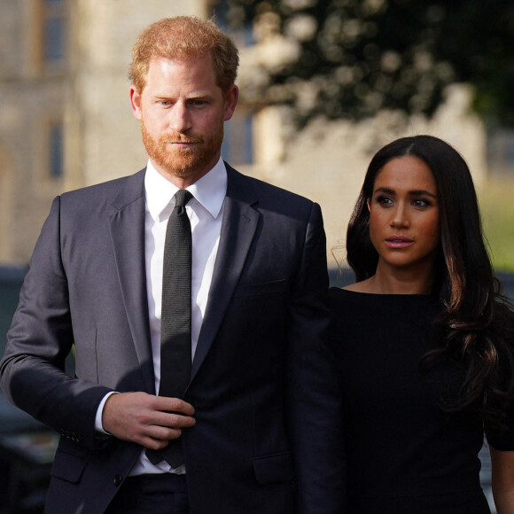 Le prince Harry, duc de Sussex et Meghan Markle, duchesse de Sussex à la rencontre de la foule devant le château de Windsor, suite au décès de la reine Elisabeth II d'Angleterre